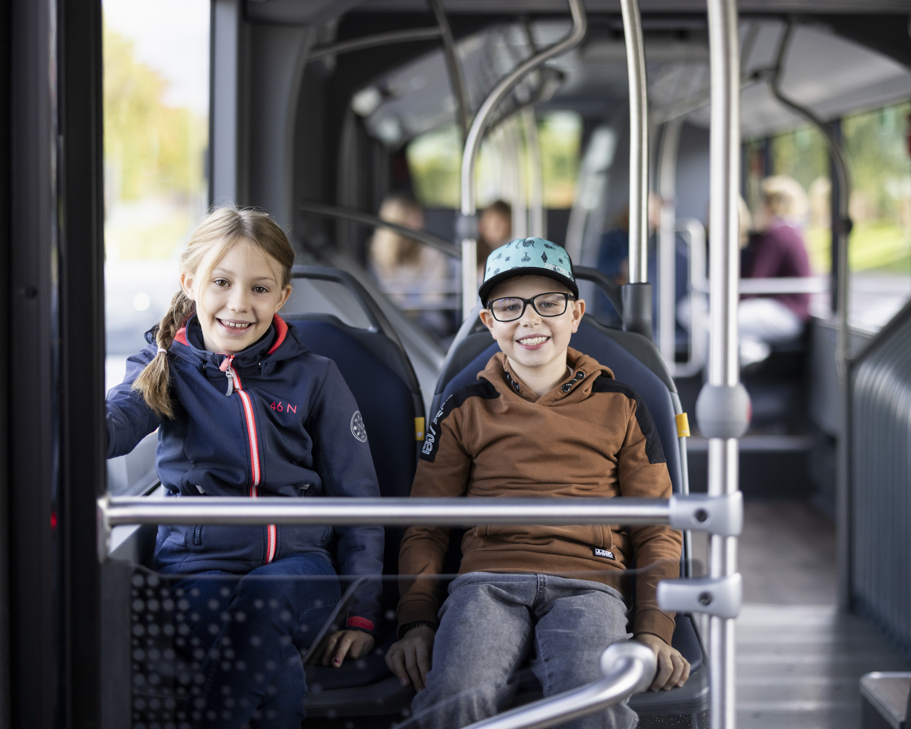Zwei Kinder sitzen im Bus