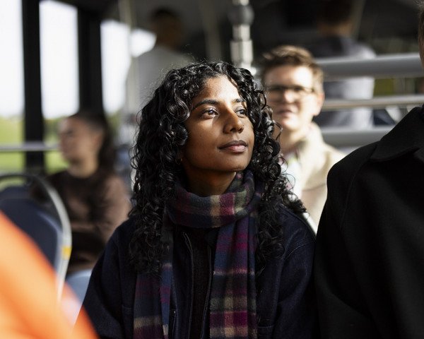Eine junge selbstbewusste Frau im Bus