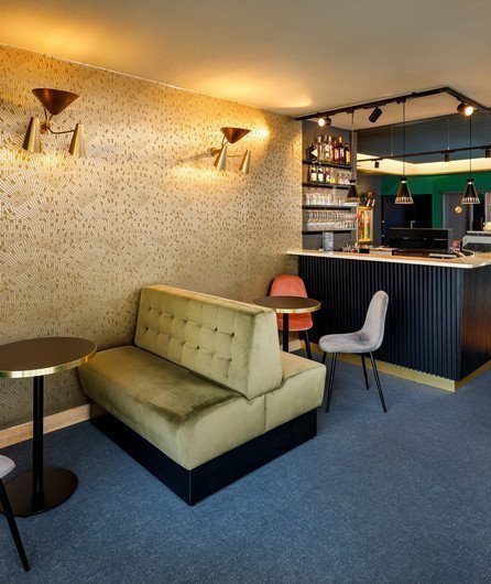 Lounge im Kinofoyer ohne Menschen